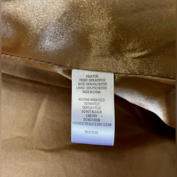 Express Faux Fur Vest Clasp Closure Front Pockets Large Gold Interior EUC - Picture 3 of 5